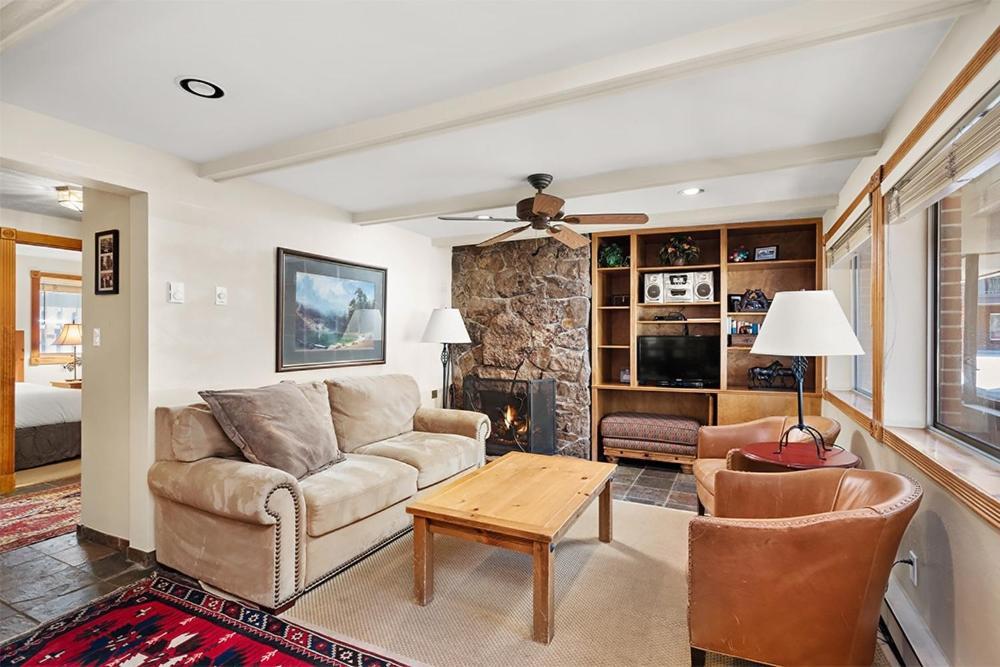 Silverglo Unit 105, Cozy Walking Distance To Town With Access To A Pool Holiday home
