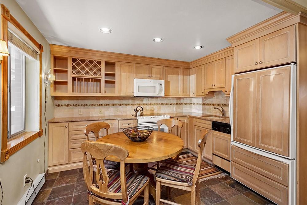 Silverglo Unit 105, Cozy Walking Distance To Town With Access To A Pool *