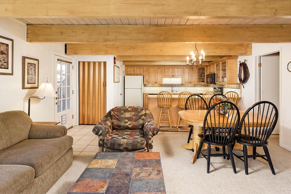 Chateau Dumont Unit 14, Spacious 3 Bedroom Condo, 1 Block From Downtown Holiday home