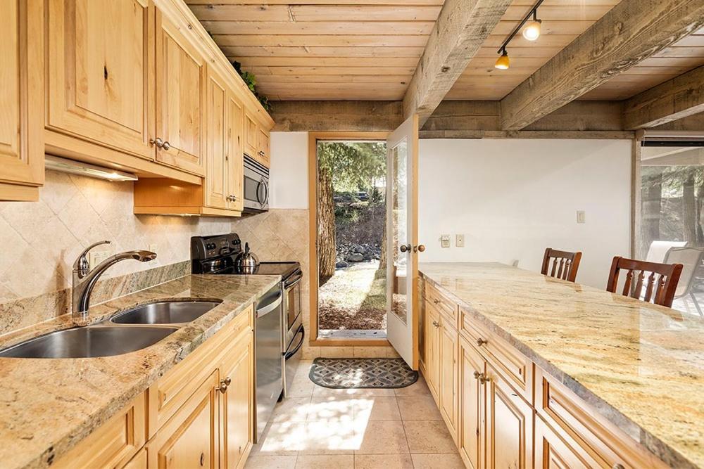 Chateau Eau Claire Unit 8, Riverfront Condo, Walking Distance To Town Holiday home *