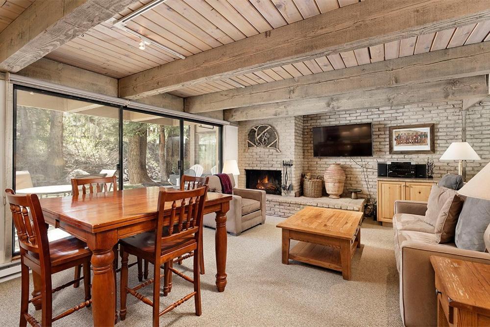 Chateau Eau Claire Unit 8, Riverfront Condo, Walking Distance To Town Holiday home
