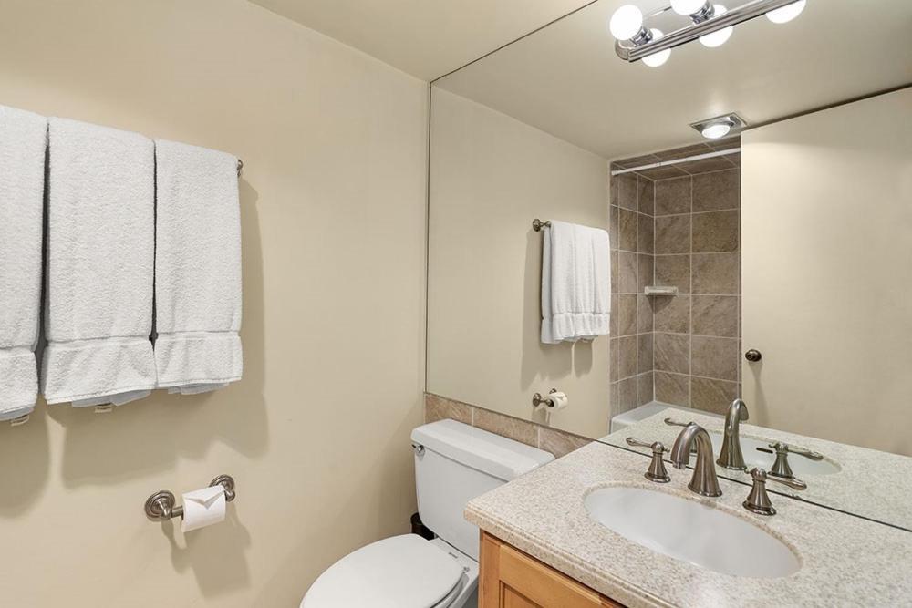 Chateau Roaring Fork Unit 37, Spacious Condo, Close To Downtown. Pool, Hot Tub, Fitness Center Holiday home *