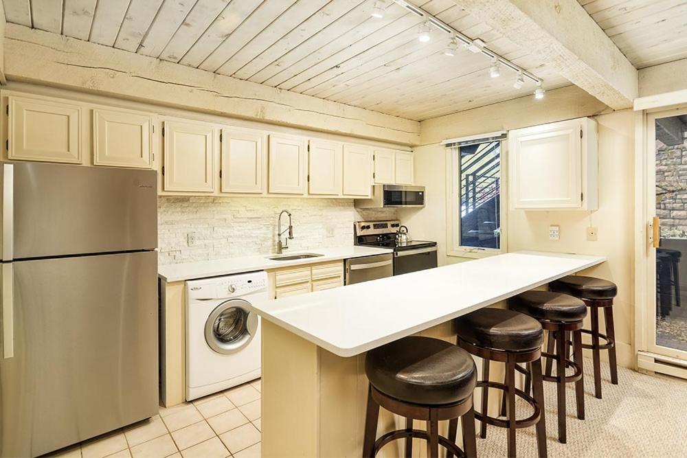 Chateau Roaring Fork Unit 37, Spacious Condo, Close To Downtown. Pool, Hot Tub, Fitness Center * Aspen