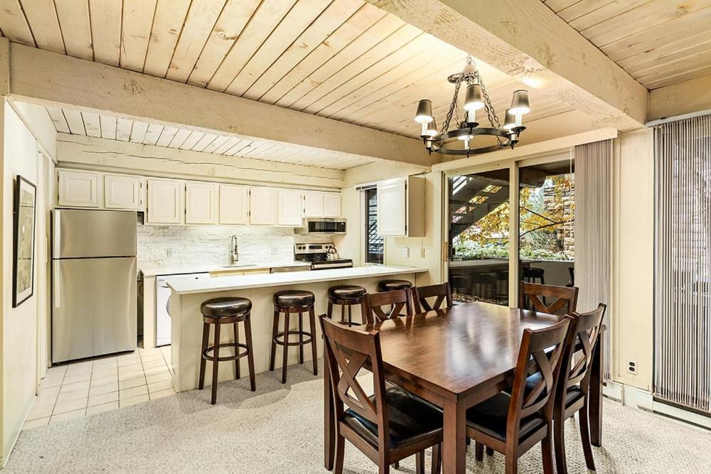 Chateau Roaring Fork Unit 37, Spacious Condo, Close To Downtown. Pool, Hot Tub, Fitness Center Holiday home Aspen