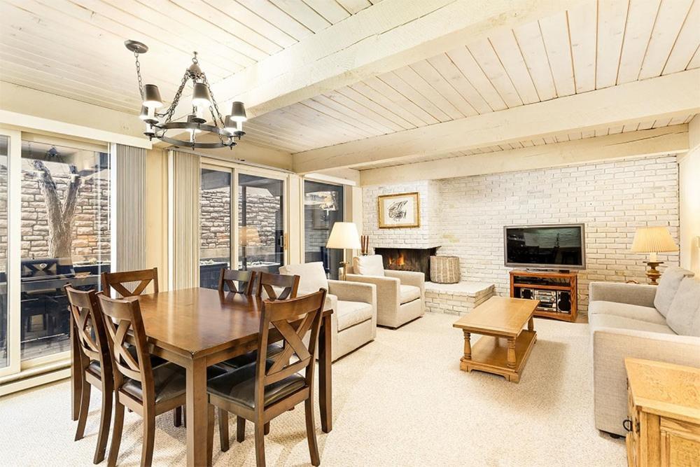 Chateau Roaring Fork Unit 37, Spacious Condo, Close To Downtown. Pool, Hot Tub, Fitness Center Aspen