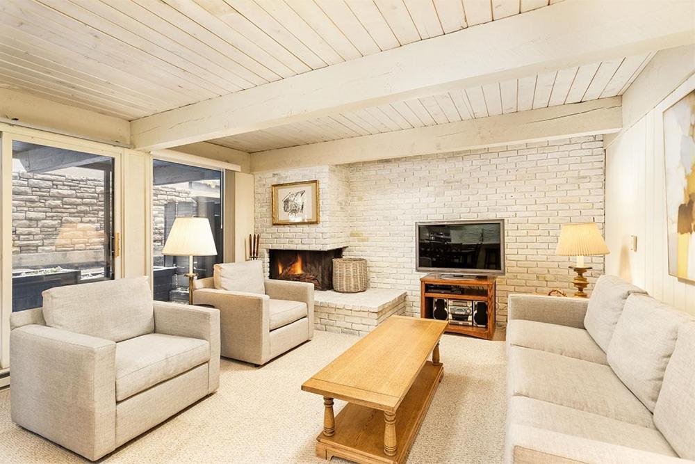Chateau Roaring Fork Unit 37, Spacious Condo, Close To Downtown. Pool, Hot Tub, Fitness Center Holiday home