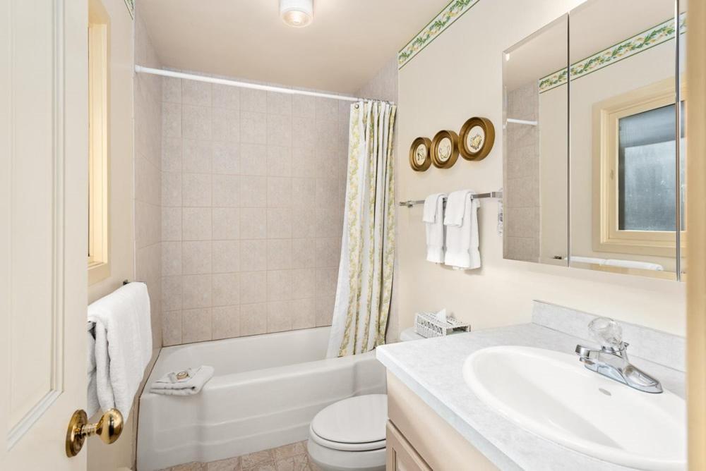 118 E. Bleeker St. Upper Level, In Duplex With Private Deck *