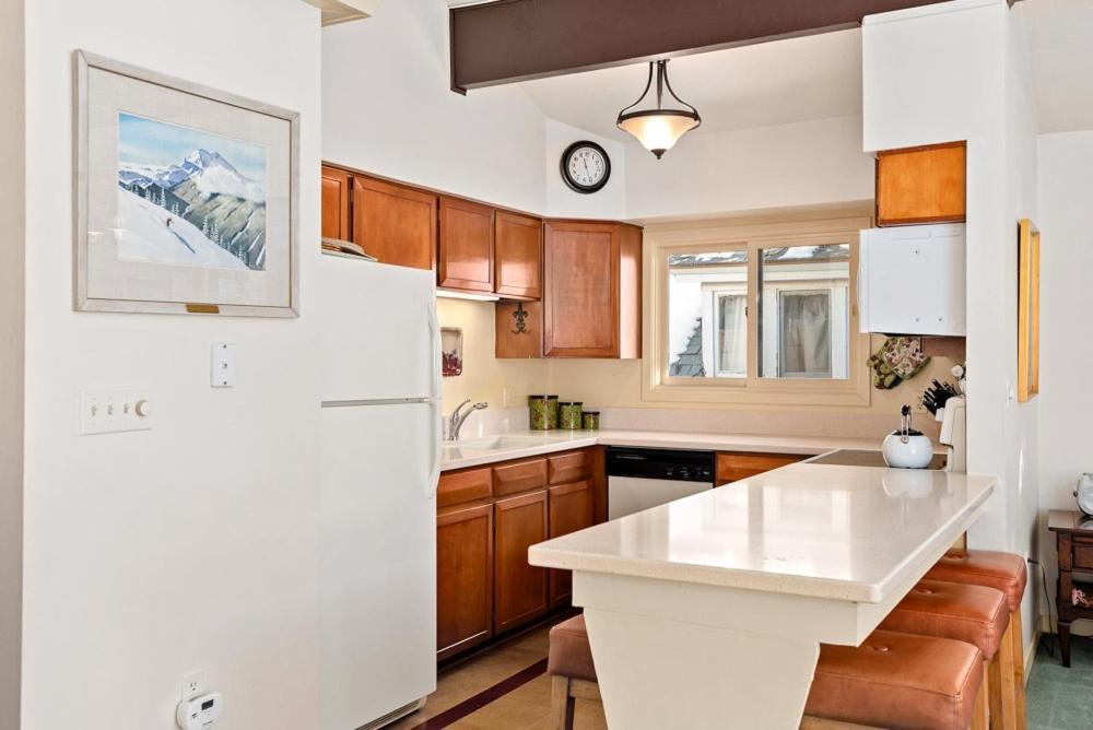 118 E. Bleeker St. Upper Level, In Duplex With Private Deck *