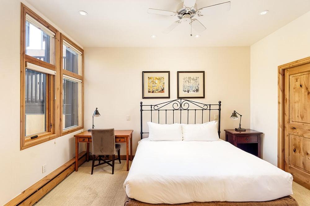 Fifth Avenue Unit 202, 2 Bedroom + Loft Condo, Huge Windows & Views. 2 Blocks To Skiing! Holiday home