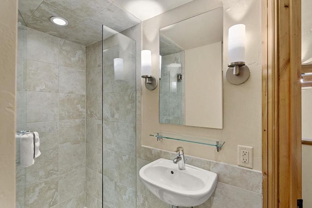 Fifth Avenue Unit 202, 2 Bedroom + Loft Condo, Huge Windows & Views. 2 Blocks To Skiing! Holiday home *