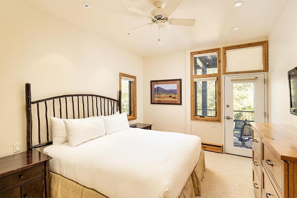 Fifth Avenue Unit 202, 2 Bedroom + Loft Condo, Huge Windows & Views. 2 Blocks To Skiing! Holiday home Aspen