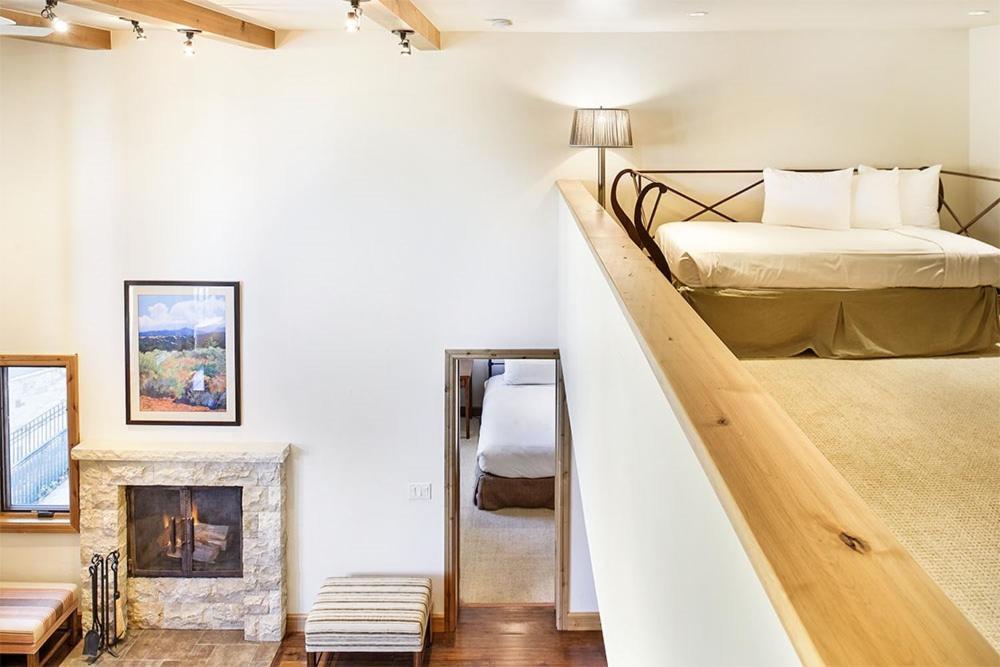 Fifth Avenue Unit 202, 2 Bedroom + Loft Condo, Huge Windows & Views. 2 Blocks To Skiing! Holiday home