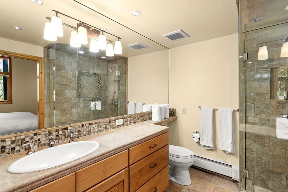 Holiday home Fifth Avenue Unit 202, 2 Bedroom + Loft Condo, Huge Windows & Views. 2 Blocks To Skiing! *