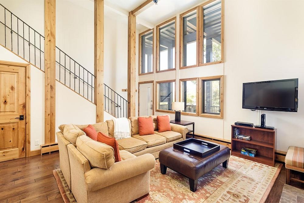 Holiday home Fifth Avenue Unit 202, 2 Bedroom + Loft Condo, Huge Windows & Views. 2 Blocks To Skiing! Aspen