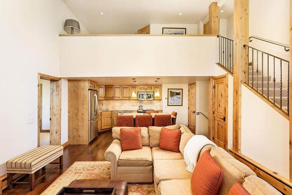 Fifth Avenue Unit 202, 2 Bedroom + Loft Condo, Huge Windows & Views. 2 Blocks To Skiing! Holiday home Aspen