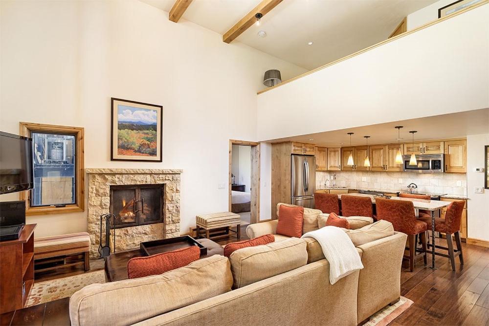 Fifth Avenue Unit 202, 2 Bedroom + Loft Condo, Huge Windows & Views. 2 Blocks To Skiing! Aspen