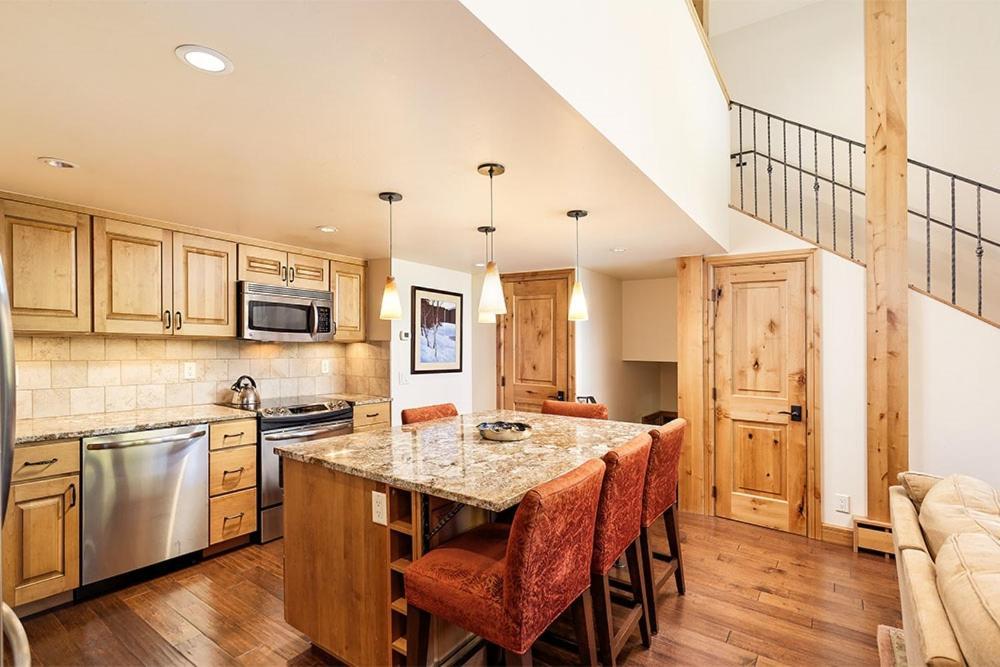 Holiday home Fifth Avenue Unit 202, 2 Bedroom + Loft Condo, Huge Windows & Views. 2 Blocks To Skiing! *