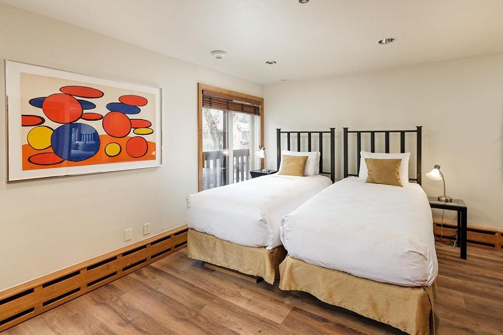Old Hundred Unit 104, Sunny, Corner Townhouse, Treetop Views, 3 Blocks To Mtn Holiday home Aspen