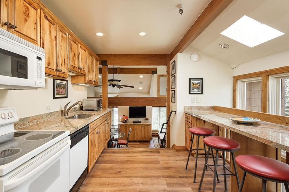 Old Hundred Unit 104, Sunny, Corner Townhouse, Treetop Views, 3 Blocks To Mtn Holiday home *