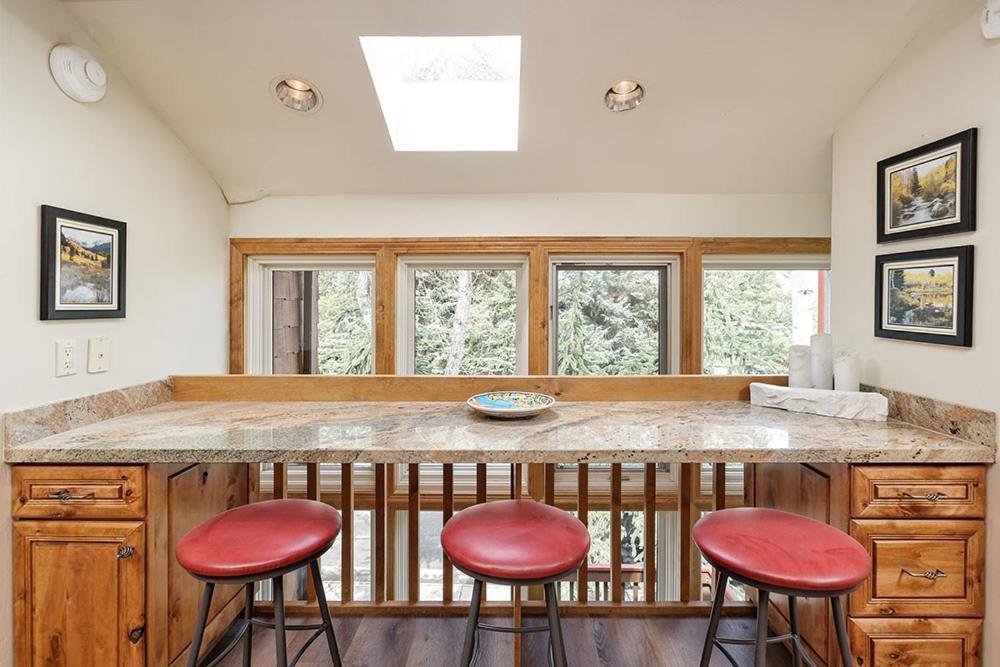 Old Hundred Unit 104, Sunny, Corner Townhouse, Treetop Views, 3 Blocks To Mtn Holiday home Aspen