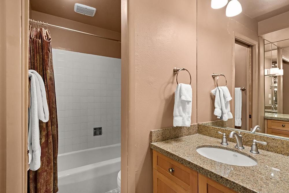 Silverglo Unit 308, Expansive 4 Bd Condo, Walking Distance To Town With Pool Access * Aspen