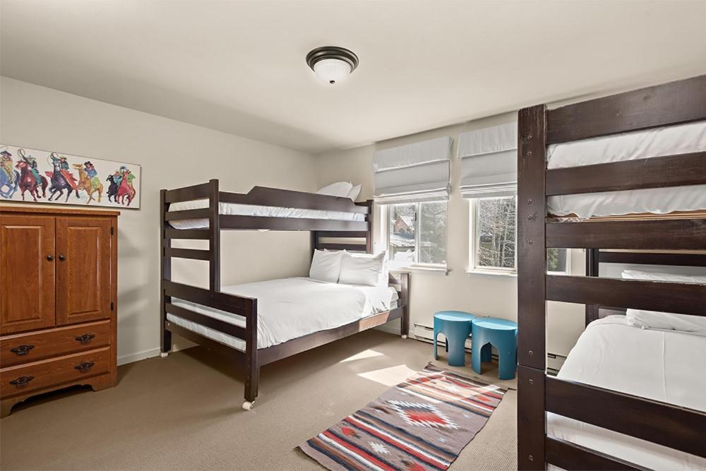 Silverglo Unit 308, Expansive 4 Bd Condo, Walking Distance To Town With Pool Access Holiday home Aspen