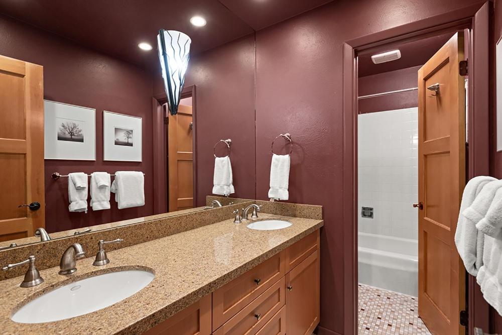 Holiday home Silverglo Unit 308, Expansive 4 Bd Condo, Walking Distance To Town With Pool Access *