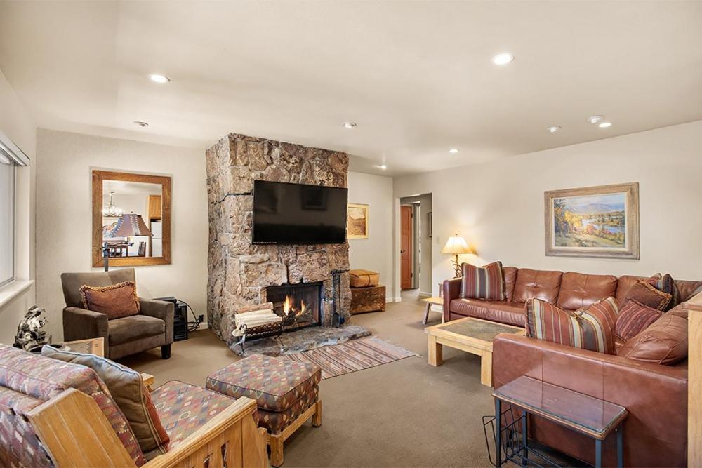 Silverglo Unit 308, Expansive 4 Bd Condo, Walking Distance To Town With Pool Access Holiday home Aspen