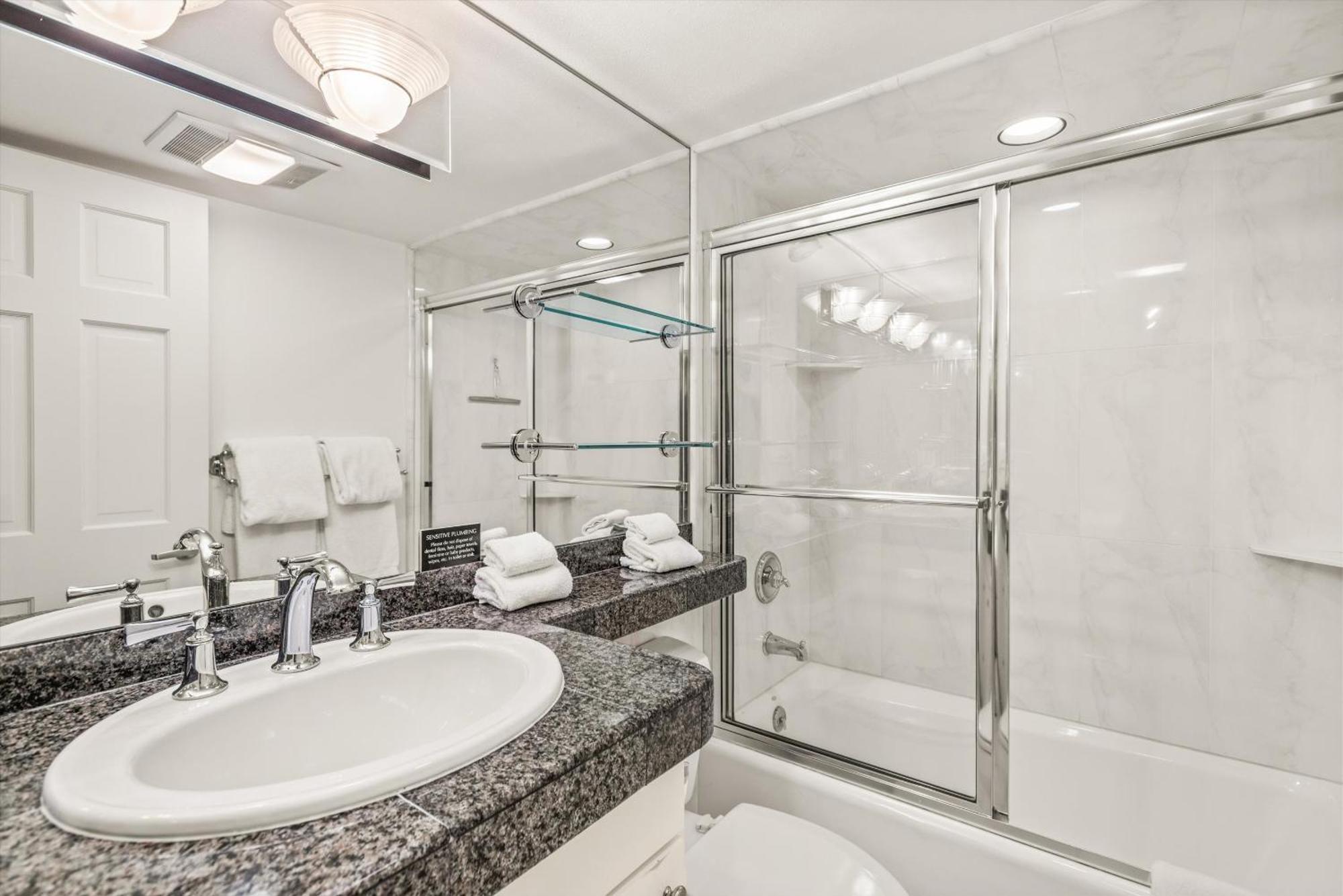 Chateau Chaumont Unit 5, With Prime Location, 1 Block To Mountain Holiday home *