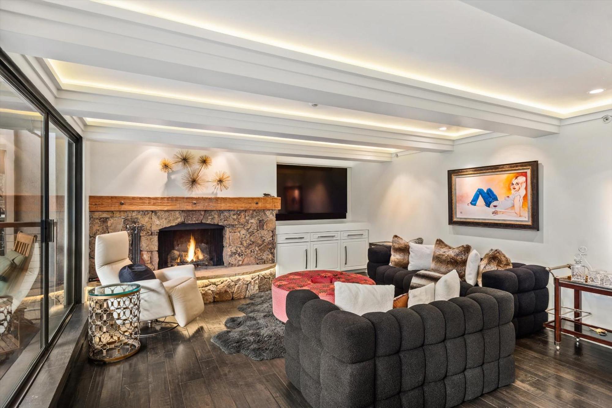 Chateau Eau Claire 9, Newly Renovated With River Views, Hot Tub, Pool, Fitness Center Access Aspen