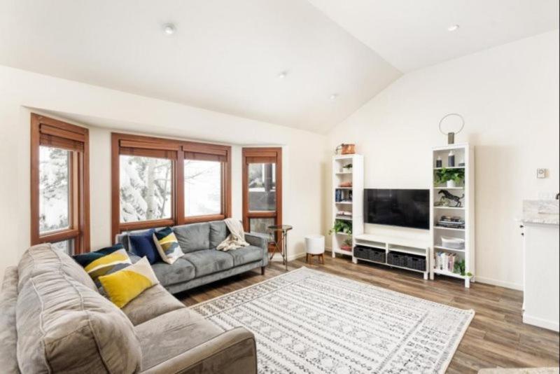 Snowmass Woodrun V 2 Bedroom In, Out Mountain In The Heart Of Snowmass Village Aspen