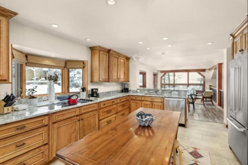 Snowmass Woodrun V 2 Bedroom In, Out Mountain In The Heart Of Snowmass Village Apartment *