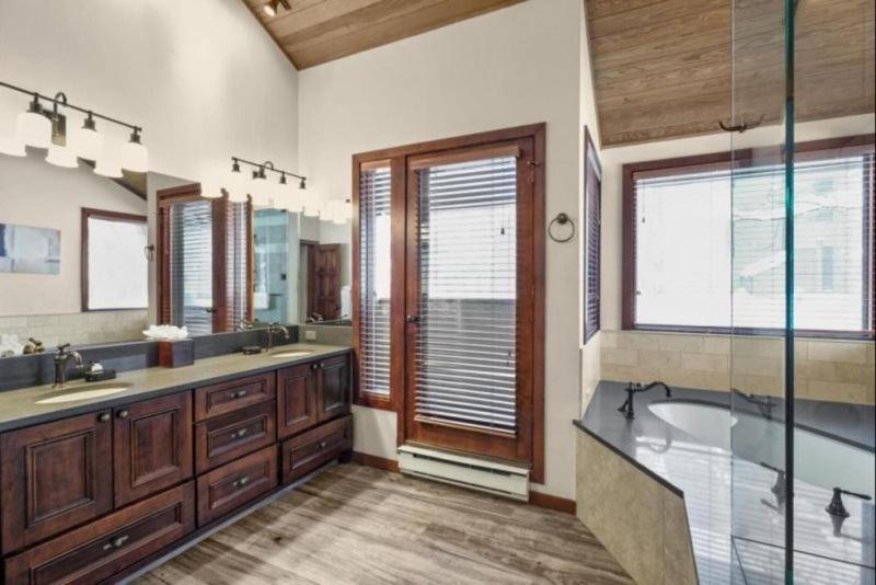 Apartment Snowmass Woodrun V 2 Bedroom In, Out Mountain In The Heart Of Snowmass Village