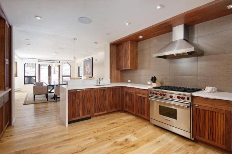Snowmass Woodrun V 3 Bedroom In, Out Mountain In The Heart Of Snowmass Village Apartment