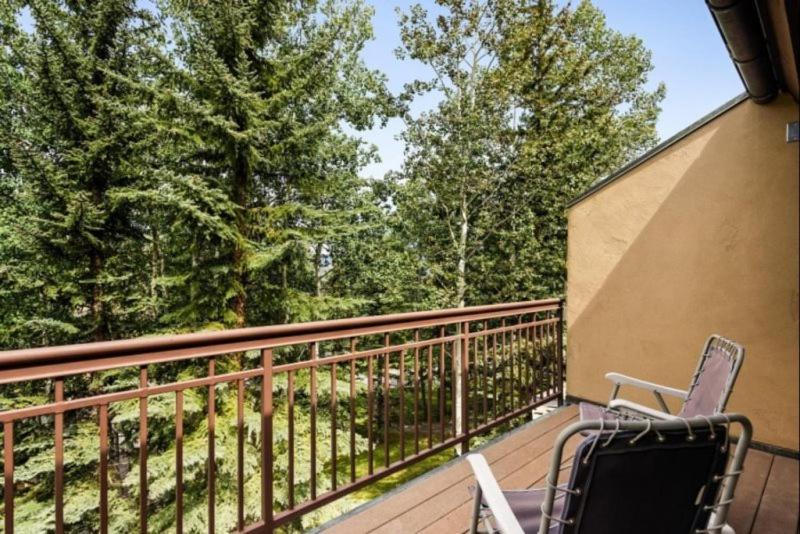 Slope-side Luxury: Two-bedroom Retreat With Hot Tub