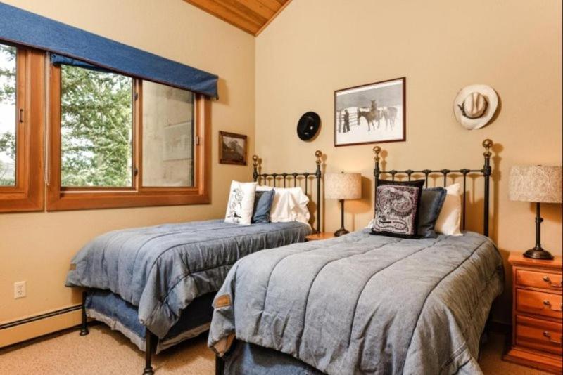 Holiday home Slope-side Luxury: Two-bedroom Retreat With Hot Tub *