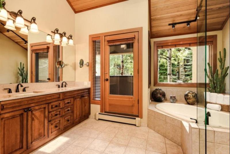Slope-side Luxury: Two-bedroom Retreat With Hot Tub