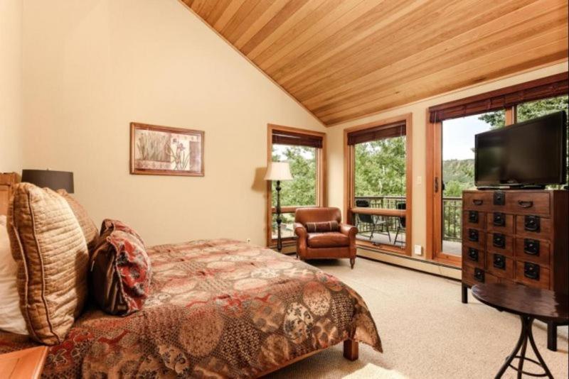 Holiday home Slope-side Luxury: Two-bedroom Retreat With Hot Tub *
