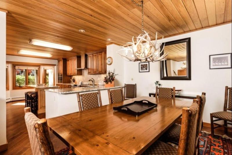 Holiday home Slope-side Luxury: Two-bedroom Retreat With Hot Tub Aspen