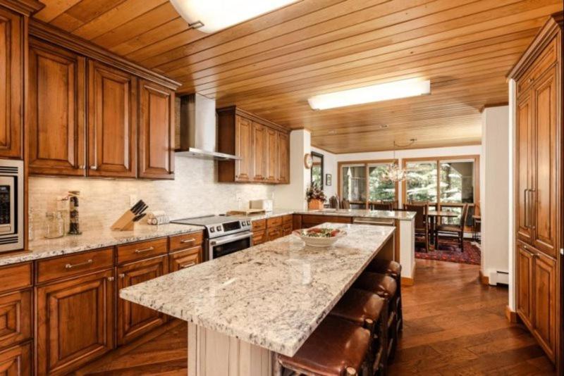 Slope-side Luxury: Two-bedroom Retreat With Hot Tub *
