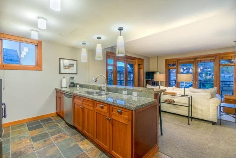 Snowmass Mountain Lodge: Luxury Ski-in/ski-out *
