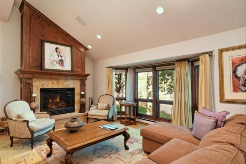 Premier In, Out 2 Bedroom Colorado Vacation Steps From The Slopes With Hot Tub And Pool Holiday home Aspen