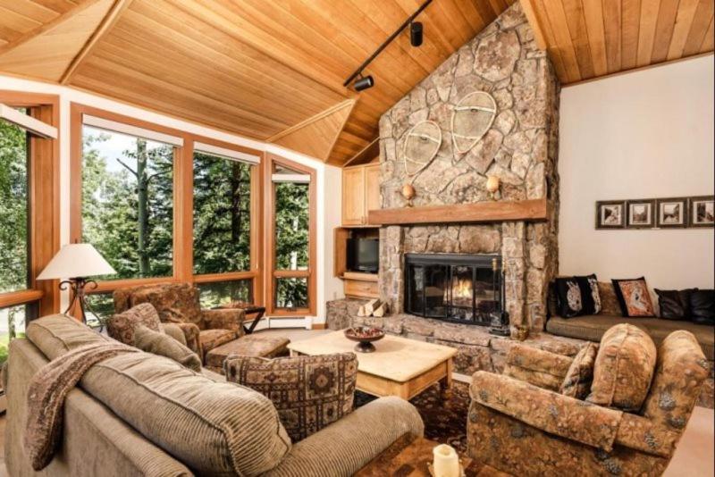 Slope-side Luxury: Two-bedroom Retreat With Hot Tub