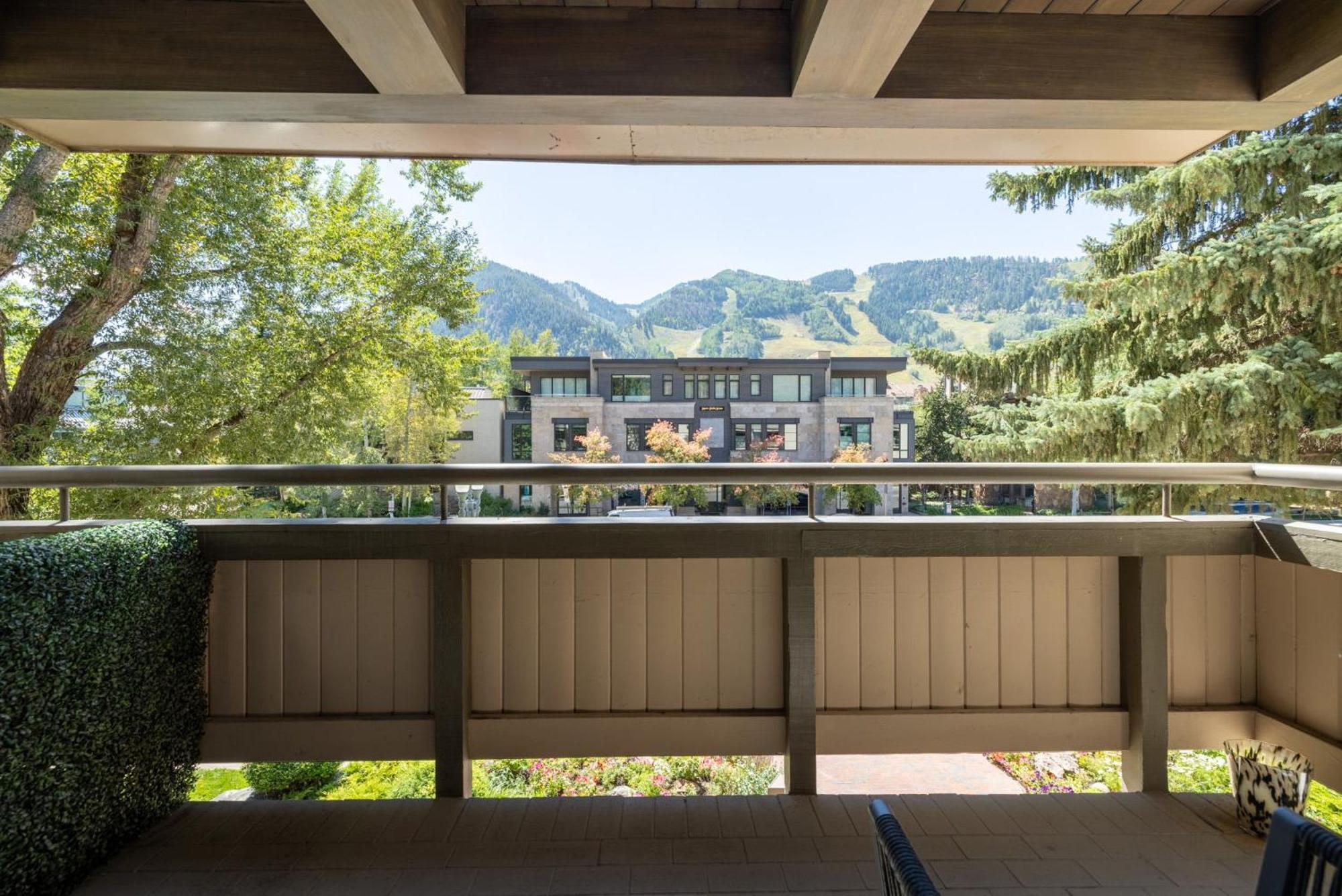 Renovated 2br - Walk To Gondola Apartment *