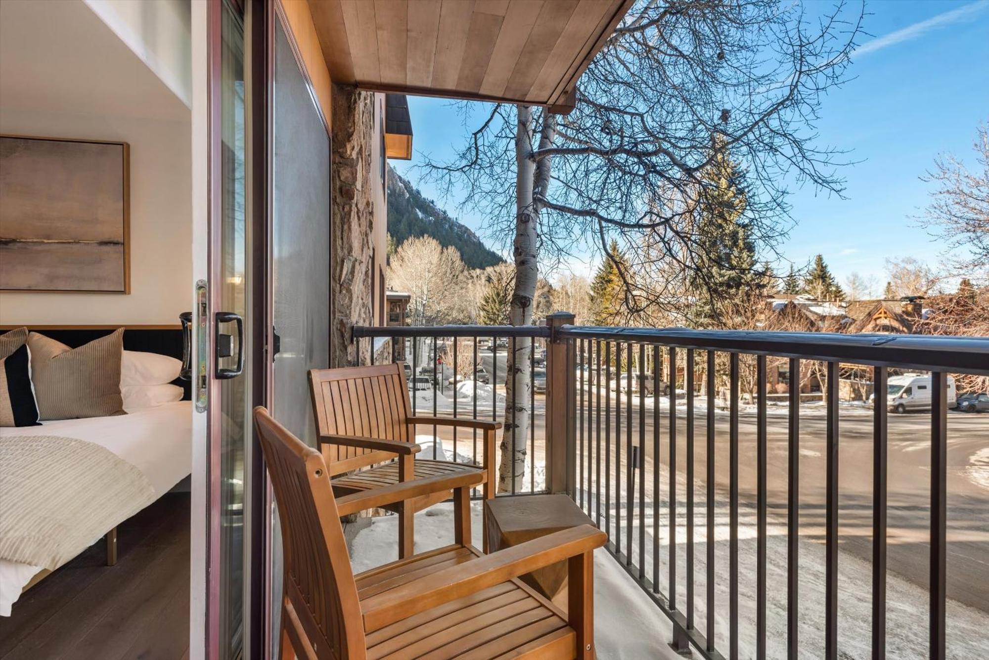 New Listing Renovated 2 Bedroom W Ac *