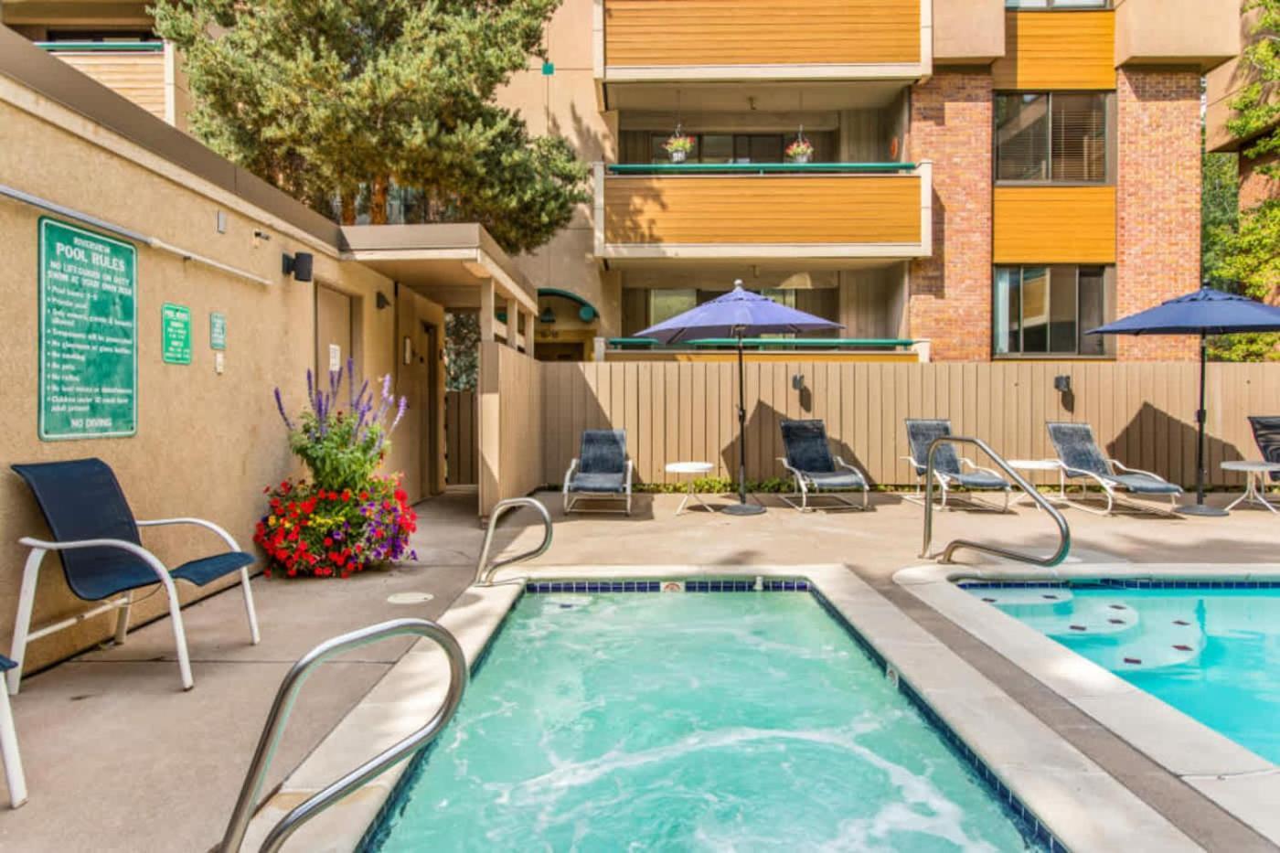 Designer 2 Bedroom On River With Pool - Walk To Town! Aspen