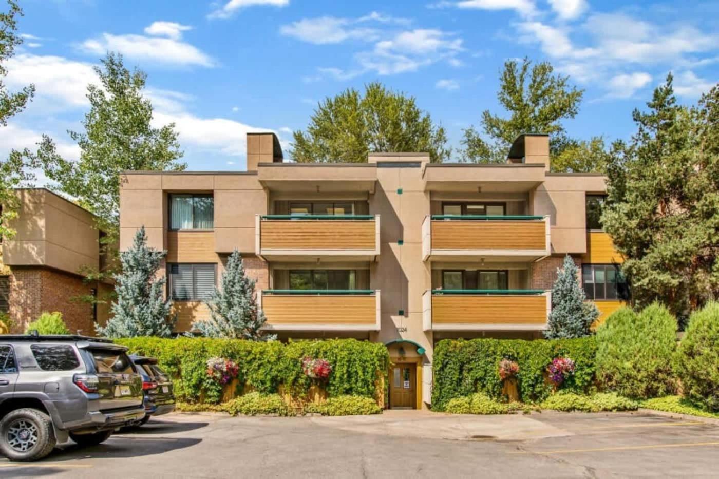 Designer 2 Bedroom On River With Pool - Walk To Town! Aspen