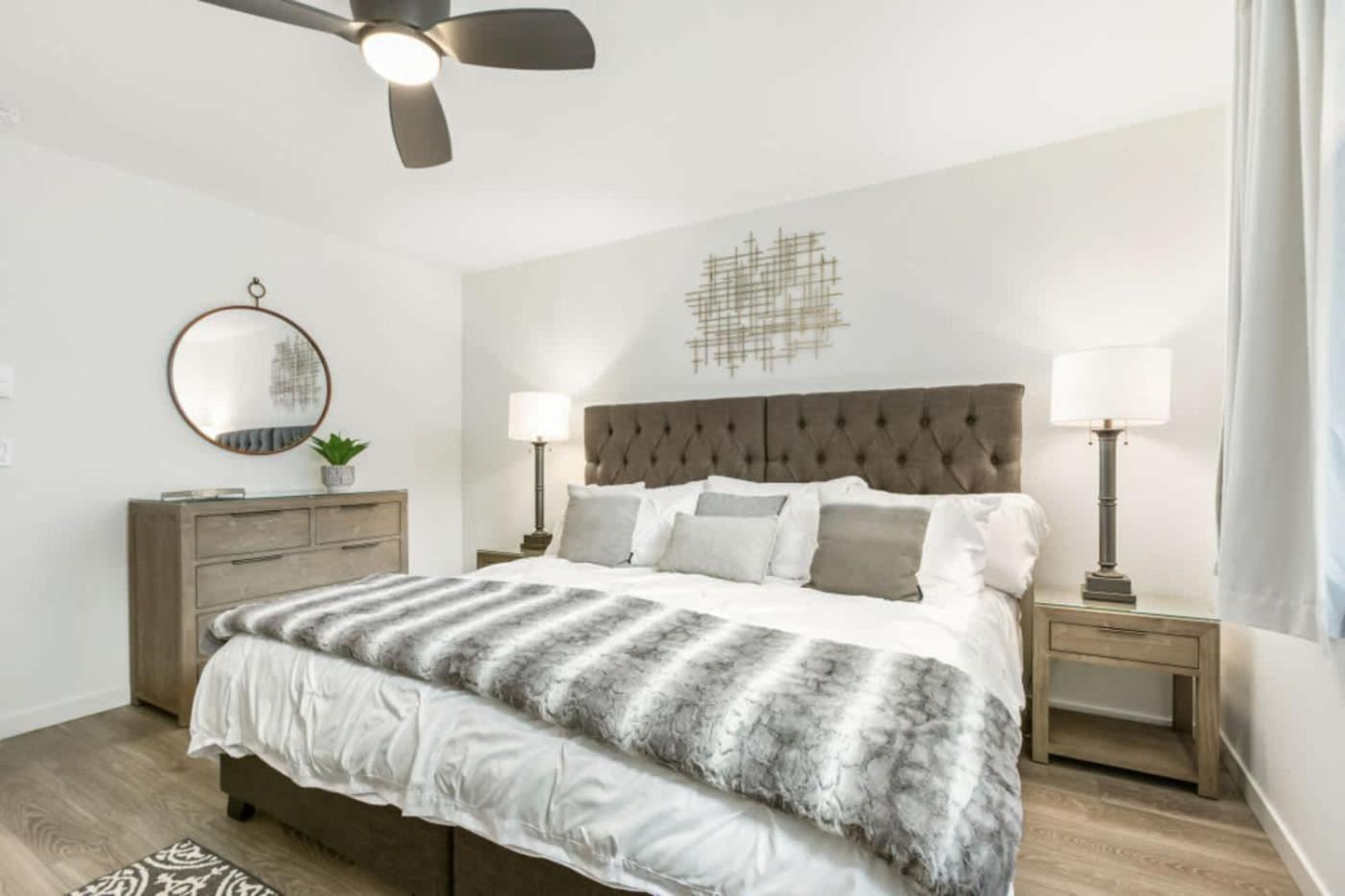 Designer 2 Bedroom On River With Pool - Walk To Town!