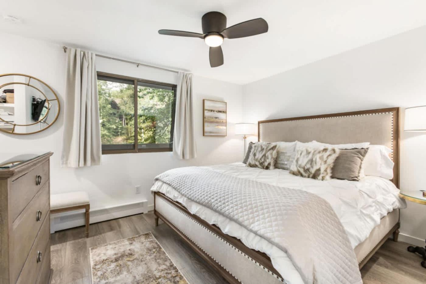 Designer 2 Bedroom On River With Pool - Walk To Town! Holiday home Aspen
