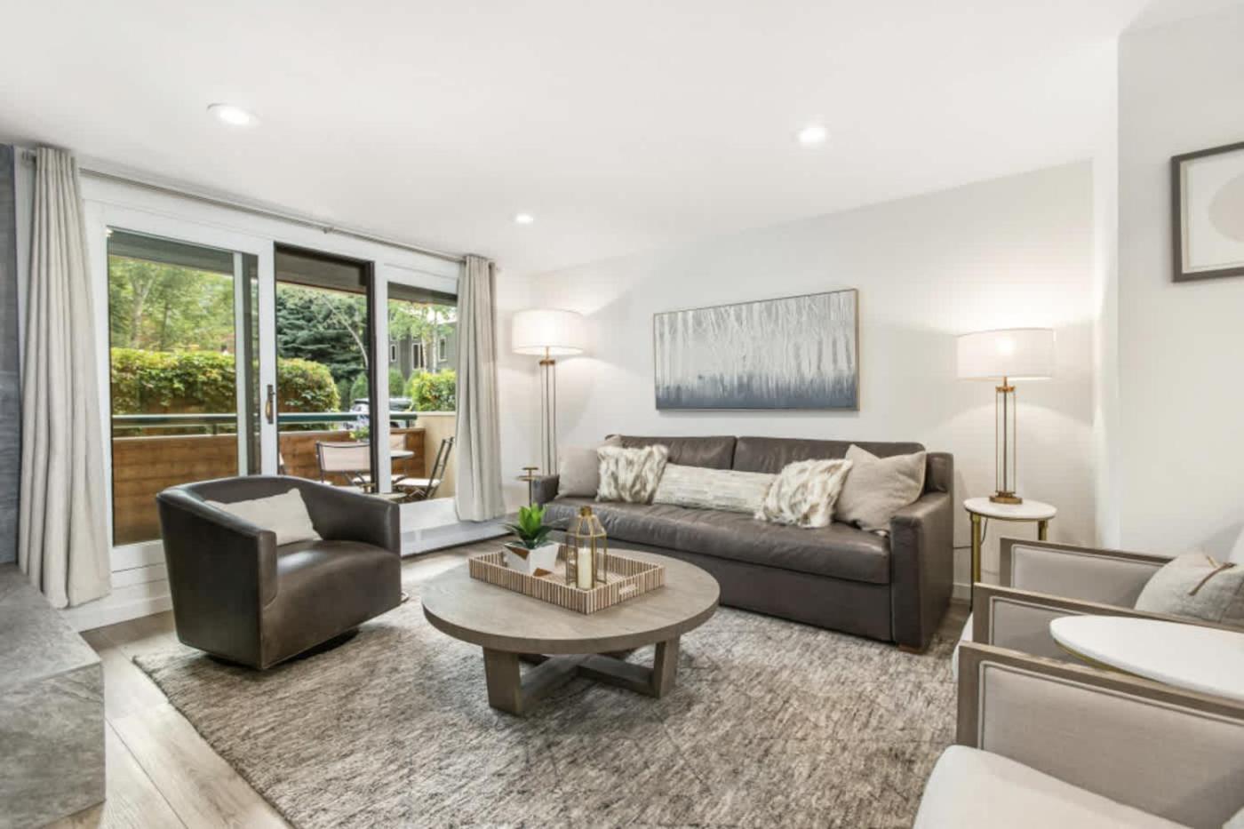 Designer 2 Bedroom On River With Pool - Walk To Town! *